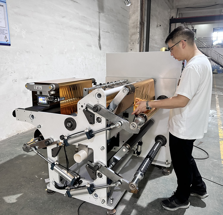 DFQ700型冷烫膜leyu·乐鱼(中国)体育官方网站 DFQ700型冷烫膜leyu·乐鱼(中国)体育官方网站